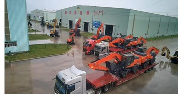 12台轮式挖掘机出口俄罗斯