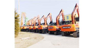 我们应对挖掘机实行定期维护保养