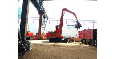 43吨履带式液压抓钢机交付钢厂码头作业
